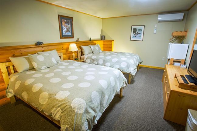 Adventure Inn Ely Bagian luar foto