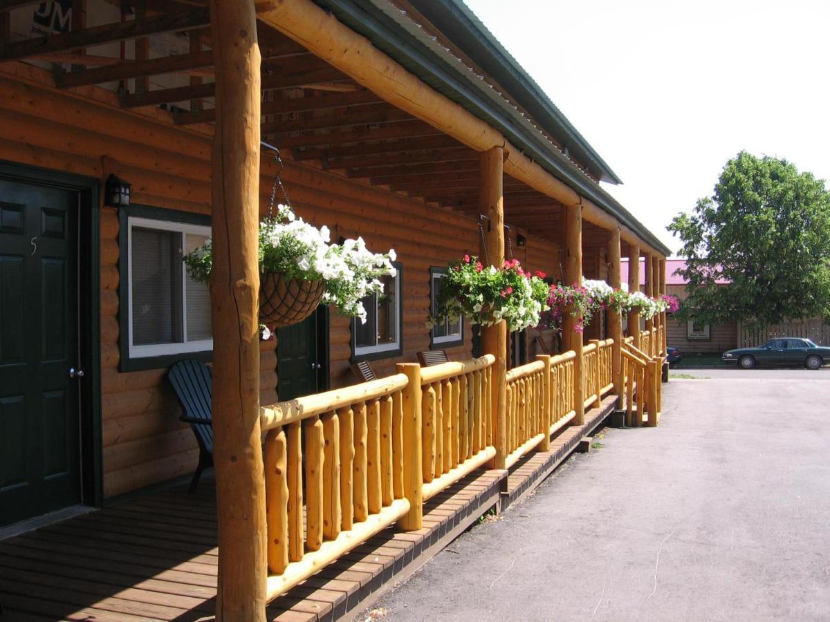 Adventure Inn Ely Bagian luar foto