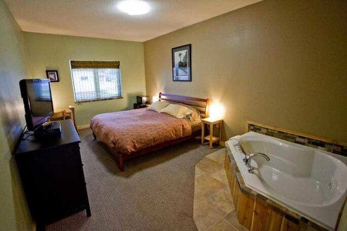 Adventure Inn Ely Bagian luar foto