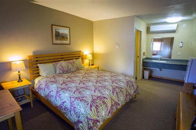 Adventure Inn Ely Bagian luar foto