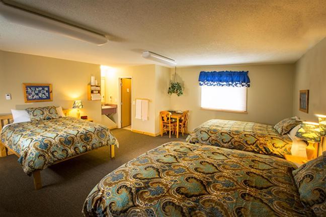 Adventure Inn Ely Bagian luar foto
