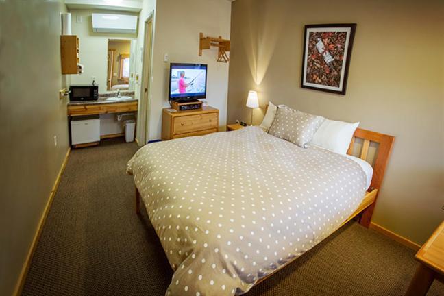 Adventure Inn Ely Bagian luar foto