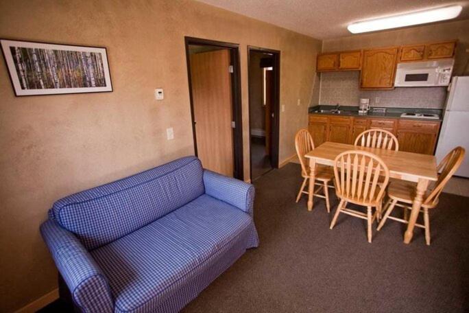 Adventure Inn Ely Bagian luar foto