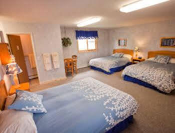 Adventure Inn Ely Bagian luar foto